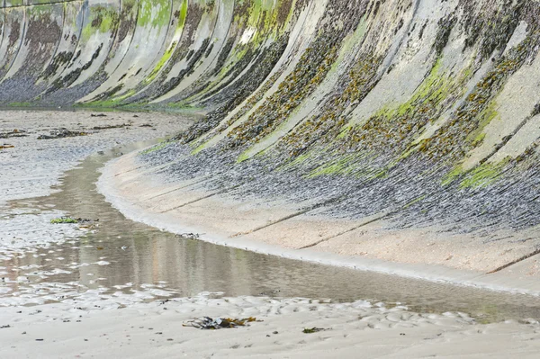 Defesa de parede mar numa praia inglesa — Stockfoto