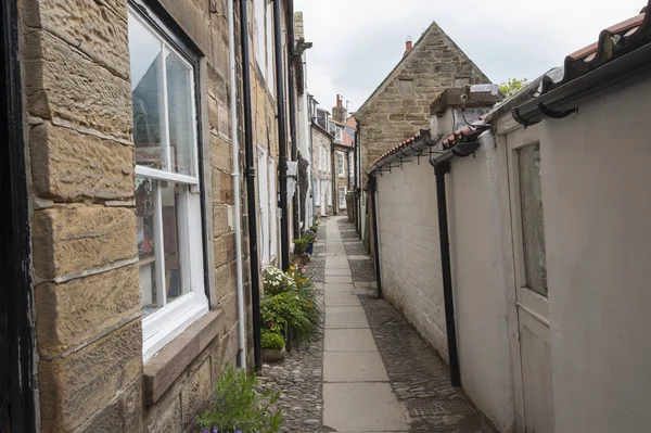 Footpath between old english country cottages in village — Stock Photo, Image