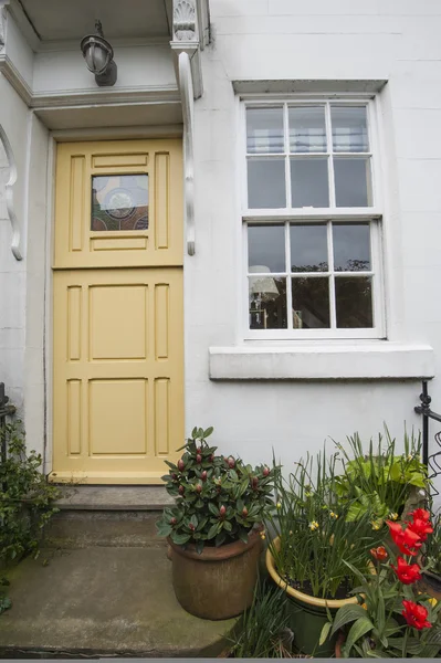 Old english country cottage in village — Stock Photo, Image