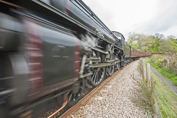 Tren de vapor que viaja por el campo — Foto de Stock