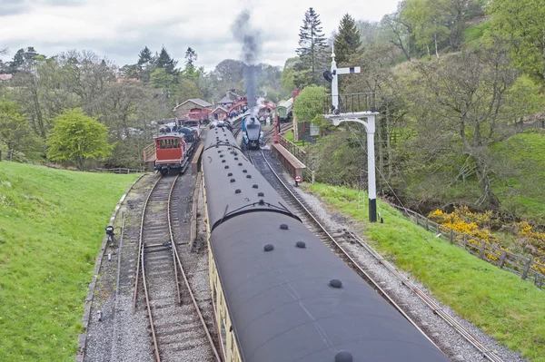 Hagyományos régi angol-railway station, vidéki környezetben — Stock Fotó