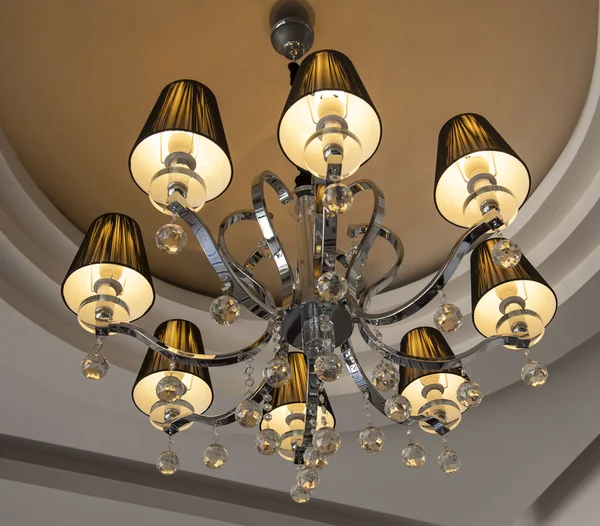 Lampadario a soffitto decorato — Foto Stock