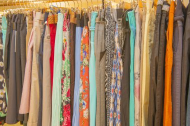 bir demiryolu üzerinde asılı Bayan giyim