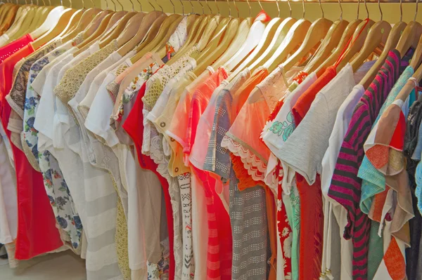 Bayan yazlık giysiler demiryolu üzerinde asılı