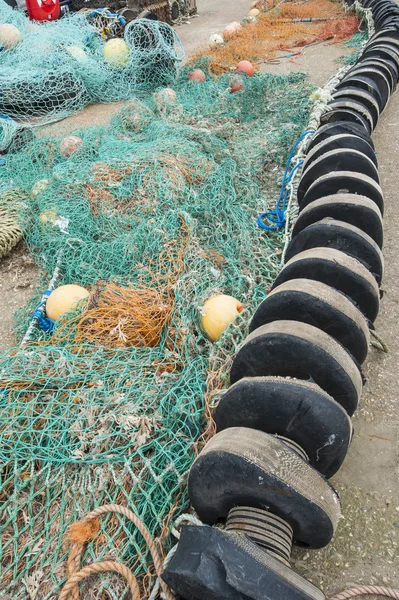 Рыболовные сети лежат на набережной — стоковое фото