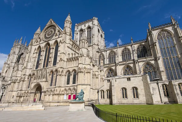 Velha catedral inglesa no centro da cidade — Fotografia de Stock