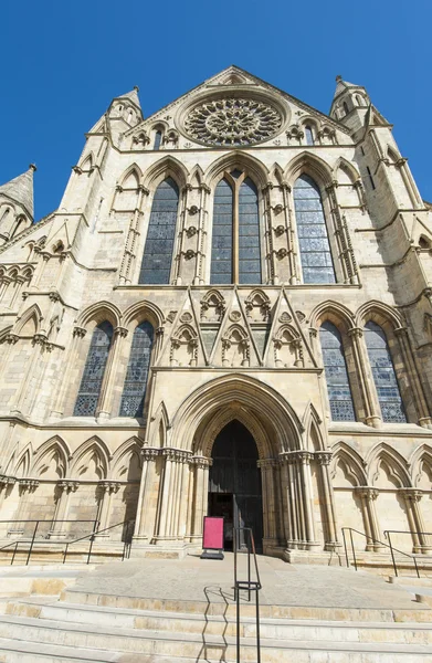 Velha catedral inglesa no centro da cidade — Fotografia de Stock