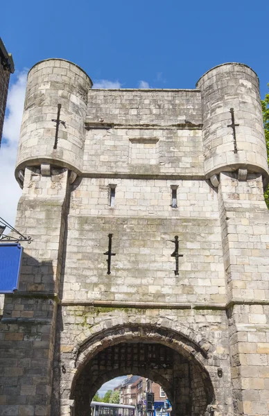 Ancienne porte médiévale dans la ville anglaise — Photo