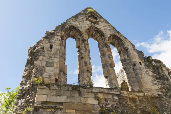 Ancient medieval church ruins in english city — Stock Photo, Image