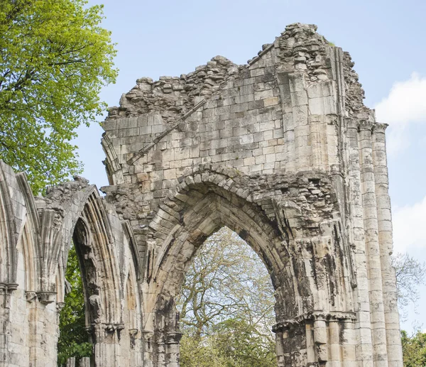 Oude middeleeuwse kerk ruïnes in de Engelse stad — Stockfoto