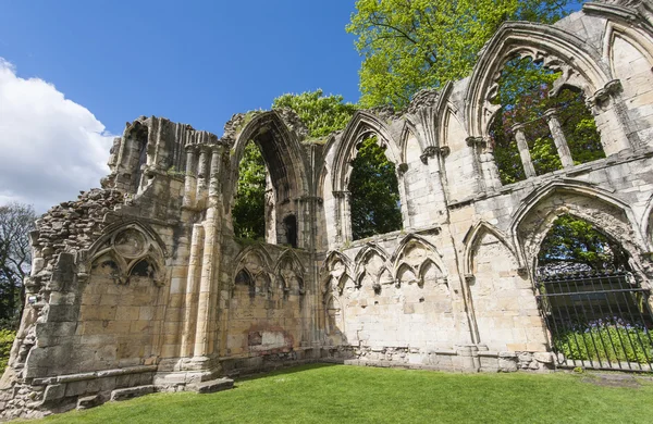 Oude middeleeuwse kerk ruïnes in de Engelse stad — Stockfoto
