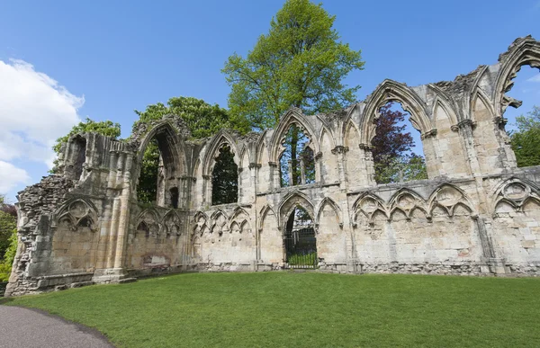 Ancient medieval church ruins in english city — Stock Photo, Image