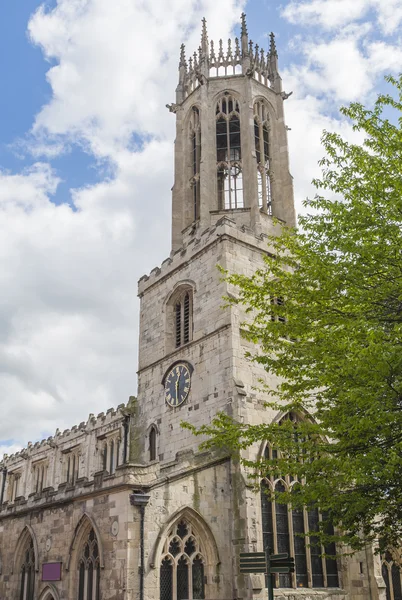 Staré středověké anglické kostel s věží s hodinami — Stock fotografie