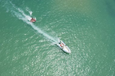 insanlar suda eğlenmek