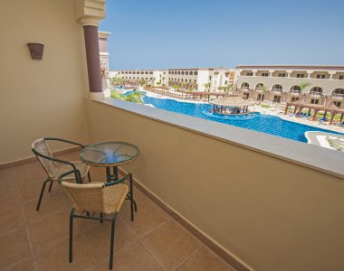 sandalye ve masa otel balkonunda