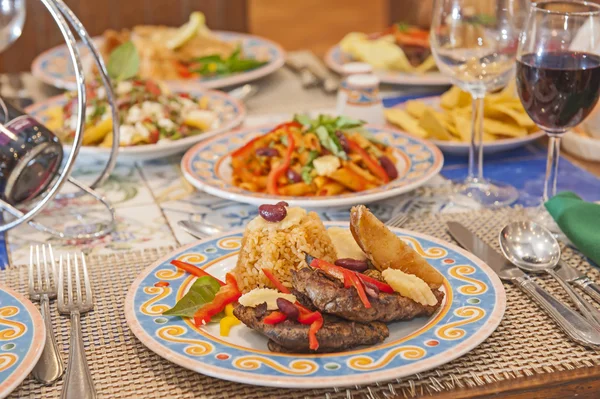 A la carte steak meal on patterned plate — Stock Photo, Image