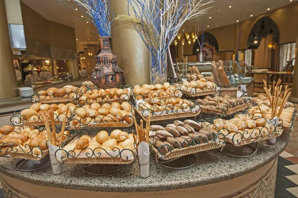 Seleção de pão no buffet do hotel — Fotografia de Stock