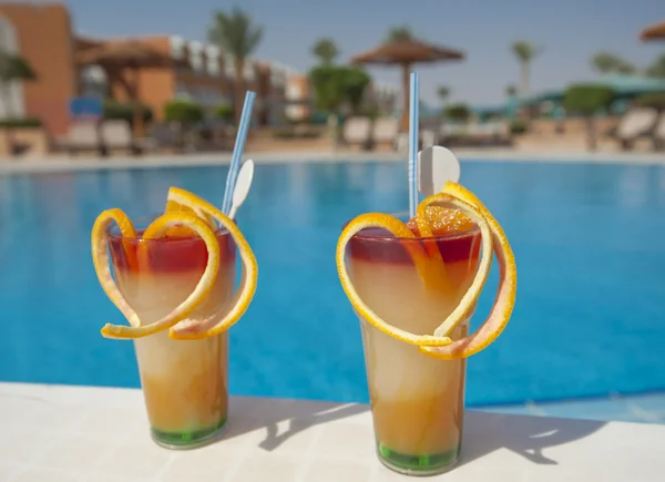 Twee fruit cocktails bij het zwembad — Stockfoto