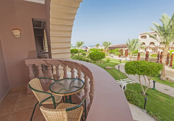 Chairs and table on hotel balcony — Stock Photo, Image