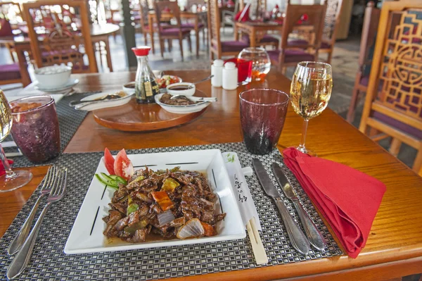 Repas chinois à la carte sur assiette à motifs — Photo