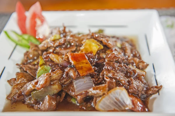 Китайская еда а ля карт на узорчатой тарелке — стоковое фото