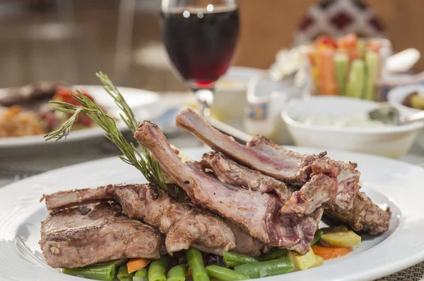 A la carte lamb chop meal on patterned plate — Stock Photo, Image