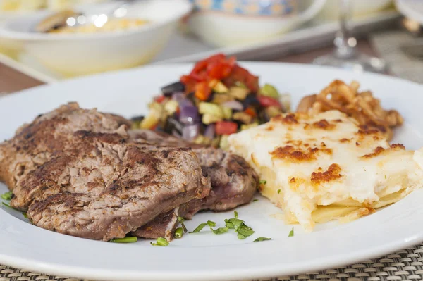 Comida de filete a la carta en plato estampado —  Fotos de Stock