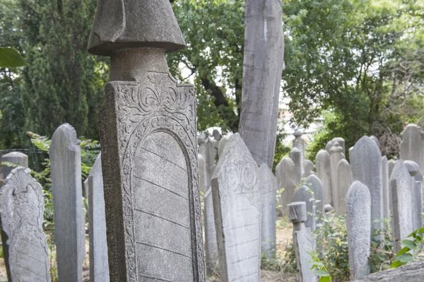 Sierlijke Turkse grafstenen in kerkhof — Stockfoto