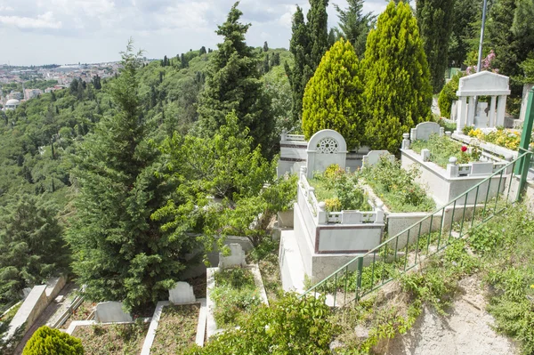 Hillside mezarlığı üzerinde eski mezarlar — Stok fotoğraf