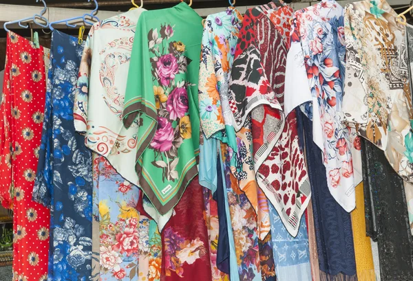 Tkaniny, visí na stánku v tržnici — Stock fotografie