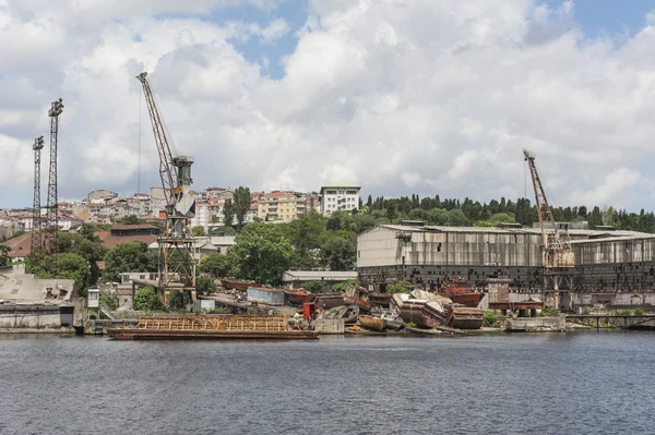 Opuszczonych stoczni przez rzeki w mieście — Zdjęcie stockowe