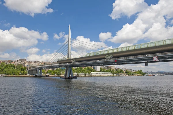 Ponte do metrô de Cable-stay sobre o rio — Fotografia de Stock