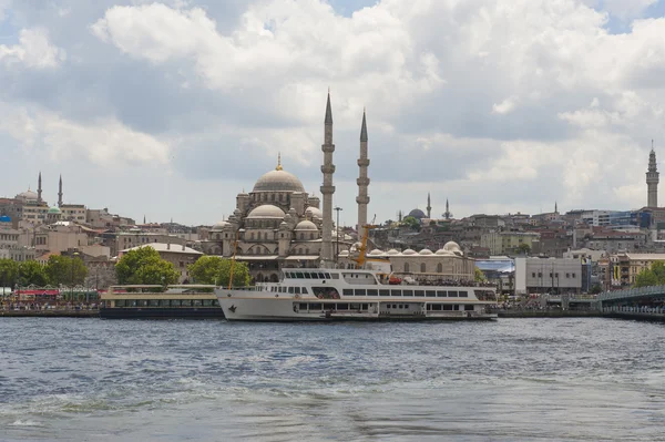 Large mosque next to river in city — Stock Photo, Image