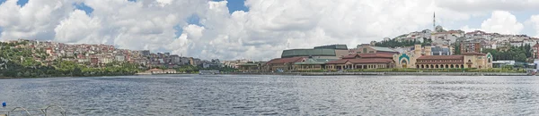 Vue panoramique de la grande rivière en ville — Photo