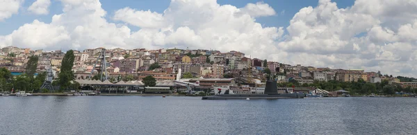 Vista panorâmica do grande rio na cidade — Fotografia de Stock