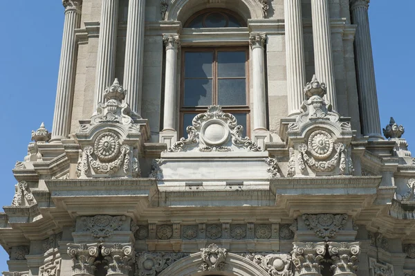 Pouf decorato torre dell'orologio in Istanbul — Foto Stock