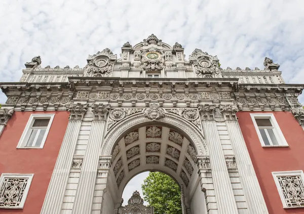 Imperial gate at Dolmabahce Palace in Istanbul — Stock Photo, Image