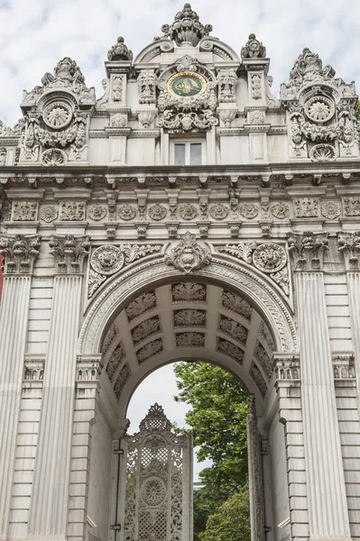 Imperial gate på dolmabahce palace i istanbul — Stockfoto