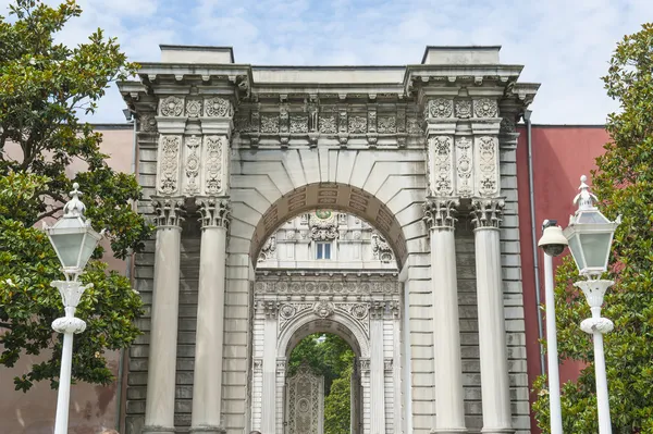 Imperiální brána v dolmabahce palace v Istanbulu — Stock fotografie