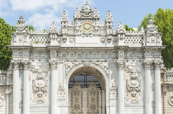 Bejárati kapu dolmabahce palota Isztambulban — Stock Fotó