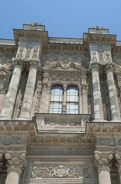 Османская архитектура дворца Долмабахце — стоковое фото