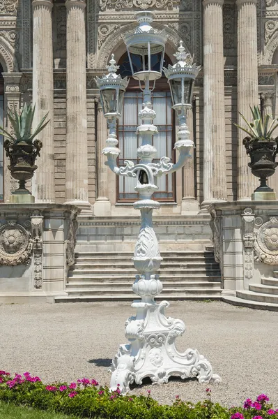 Antigo poste de lâmpada de gás no palácio otomano — Fotografia de Stock