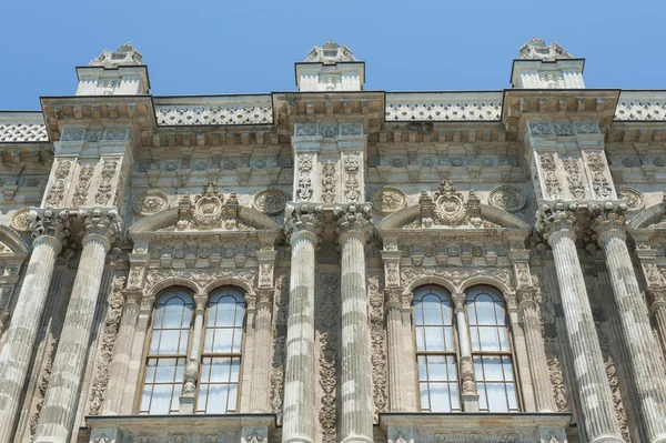 สถาปัตยกรรมออตโตมันของพระราชวัง Dolmabace อิสตันบูล — ภาพถ่ายสต็อก