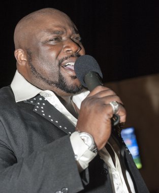 siyah Afrika erkek şarkı canlı