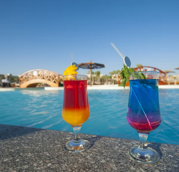 Dos copas de cóctel en una piscina tropical —  Fotos de Stock