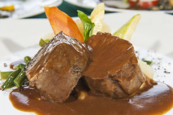 Nahaufnahme von Roastbeef in Soße Stockfoto