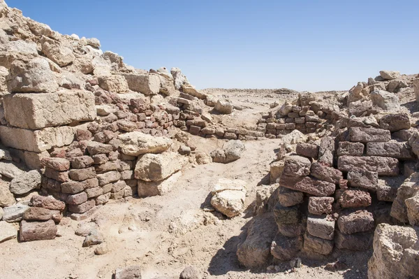 Gamla romerska ruiner på öde kust — Stockfoto