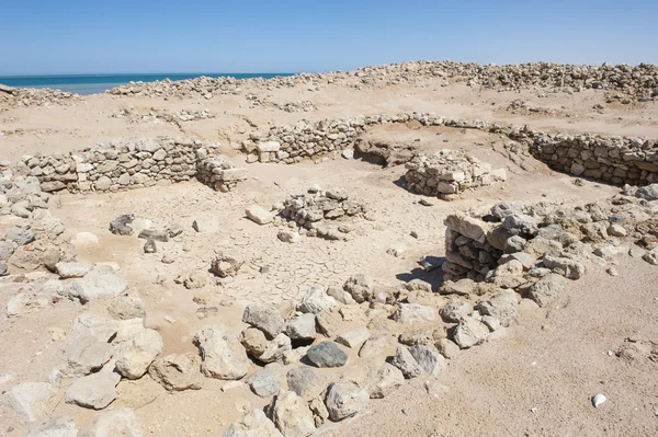 Old roman ruins on desert coastline — Stock Photo, Image