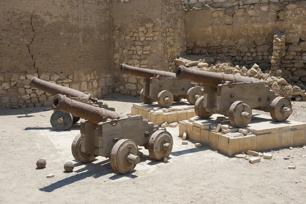 Oude kanonnen op een Romeins fort — Stockfoto