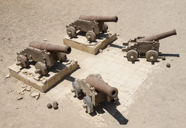 Cánones viejos en un fuerte romano — Foto de Stock